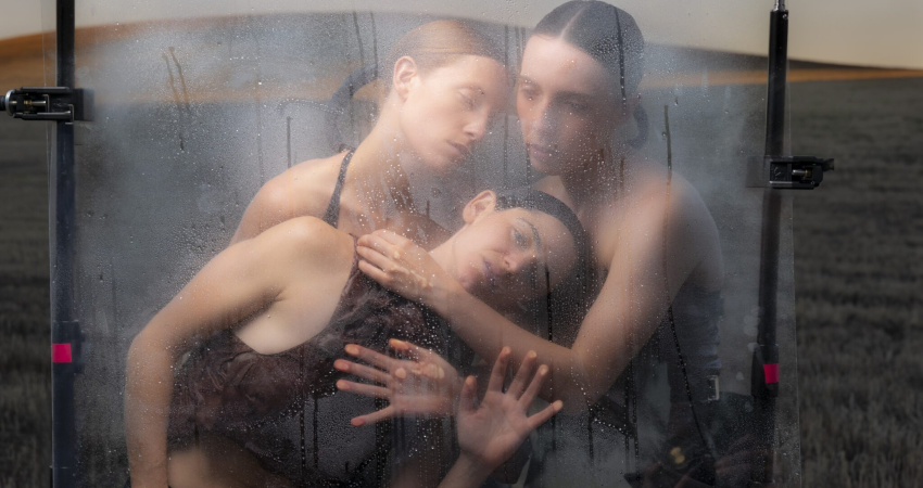 Lucía Montes y Mado Dellery, con su creación ‘IM/PASIBLES’. Imagen de Rocío Aguirre