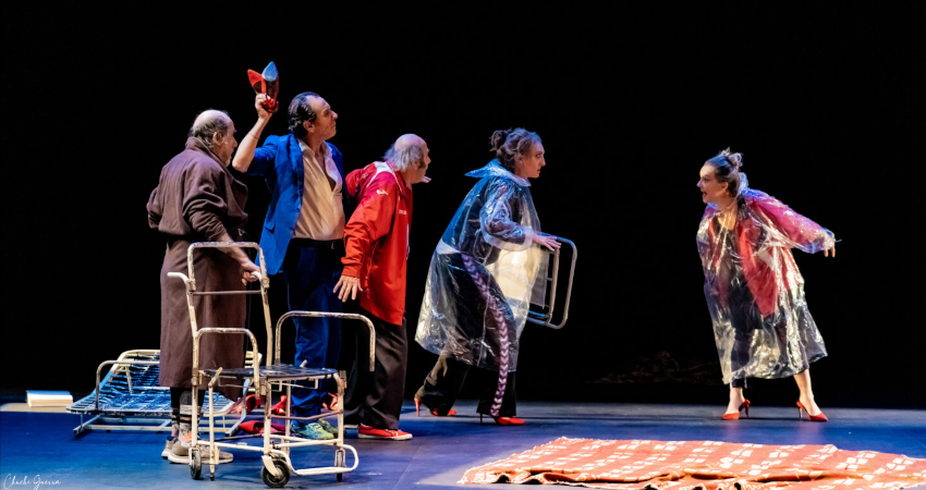 Escena de la obra 'Todos los ángeles alzaron el vuelo', de la compañía La Zaranda. Imagen de Chuchi Guerra.