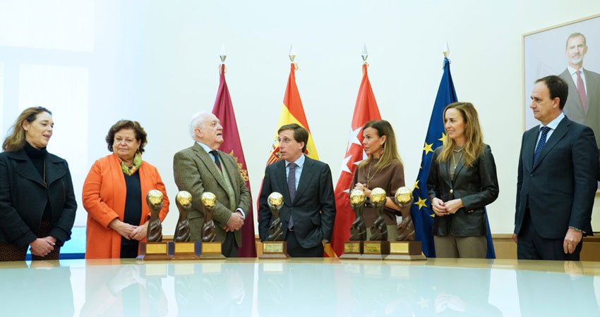 El alcalde de Madrid, José Luis Martínez-Almeida, junto a la Junta Rectora de Madrid Convention Bureau (MCB)