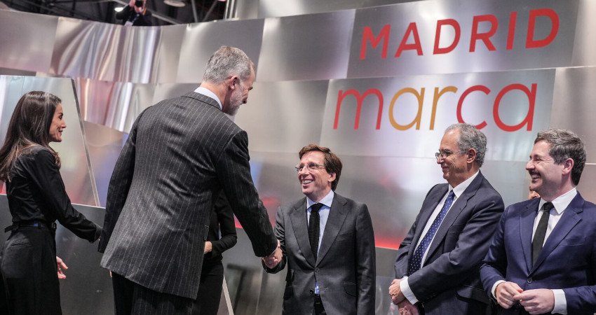 Almeida recibe a los reyes de España en el estand de Madrid en FITUR 2026