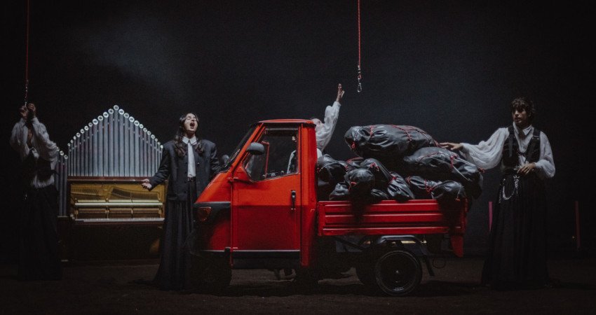 La compañía de teatro La Veronal interpretando la obra ‘La mort i la primavera’. Imagen de Silvia Poch