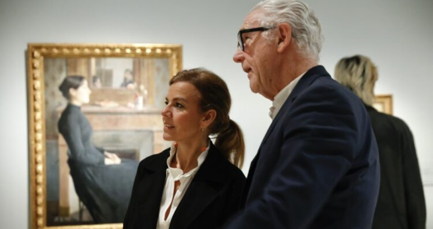 Maíllo junto al director gerente del museo, Evelio Acevedo, en la exposición ‘Hammershøi. El ojo que escucha’