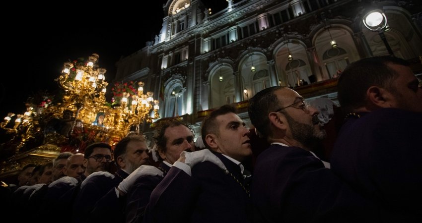 Costaleros en la Semana Santa de Madrid 2025