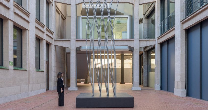 Escultura del artista madrileño SpY, en Serrería Belga