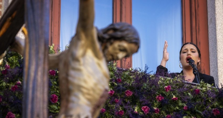 Esperanza Garrido canta una saeta ante el Cristo de la Hermandad de ‘Los Estudiantes’