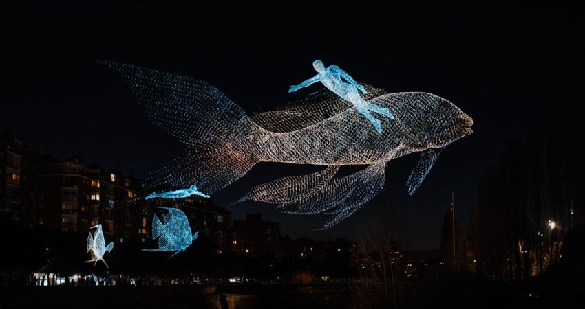 Intervención artística 'Nadar la Noche' en Madrid Río