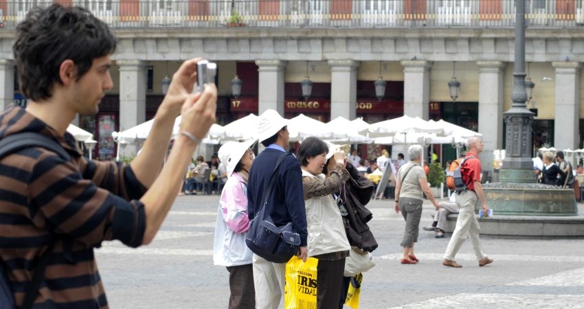 Turistas asiáticos en la plaza Mayor