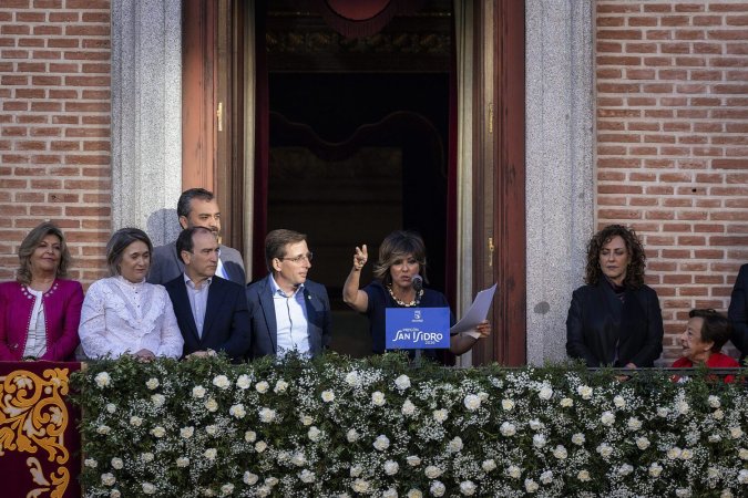 Sonsoles Ónega , acompañada por el alcalde de Madrid, José Luis Martínez-Almeida, miembros del equipo de Gobierno y representantes de los grupos municipales