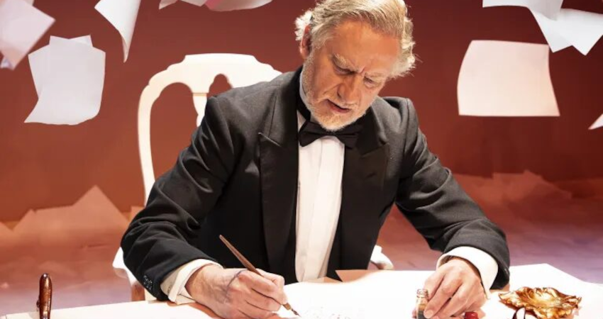 El actor Nancho Novo en la obra 'La aventura de la palabra'
