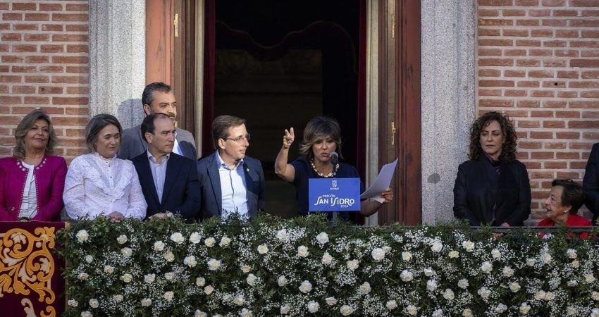 Sonsoles Ónega , acompañada por el alcalde de Madrid, José Luis Martínez-Almeida, miembros del equipo de Gobierno y representantes de los grupos municipales