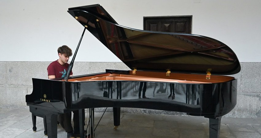 El músico y compositor Daniel ‘Donny’ López, ensayando su espectáculo 'Donny´s Black Shoes'
