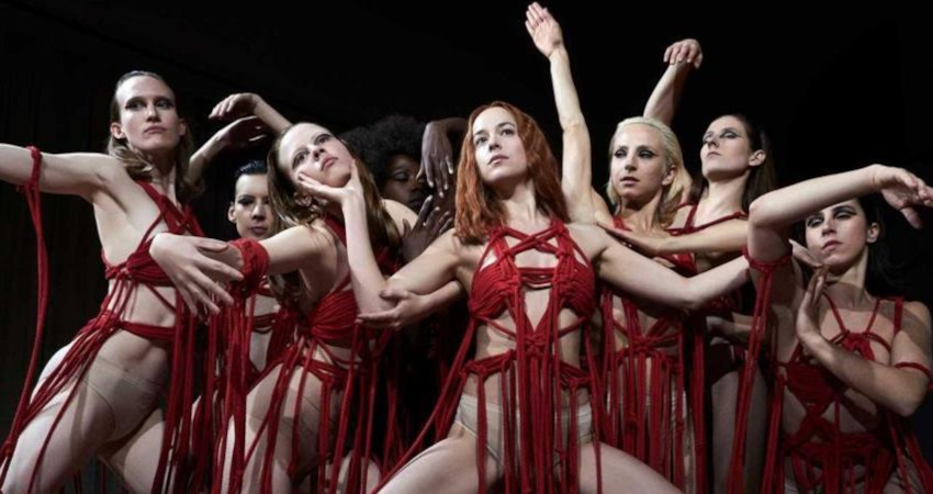 Imagen de la coreografía creada por Damien Jalet para la película 'Suspiria'