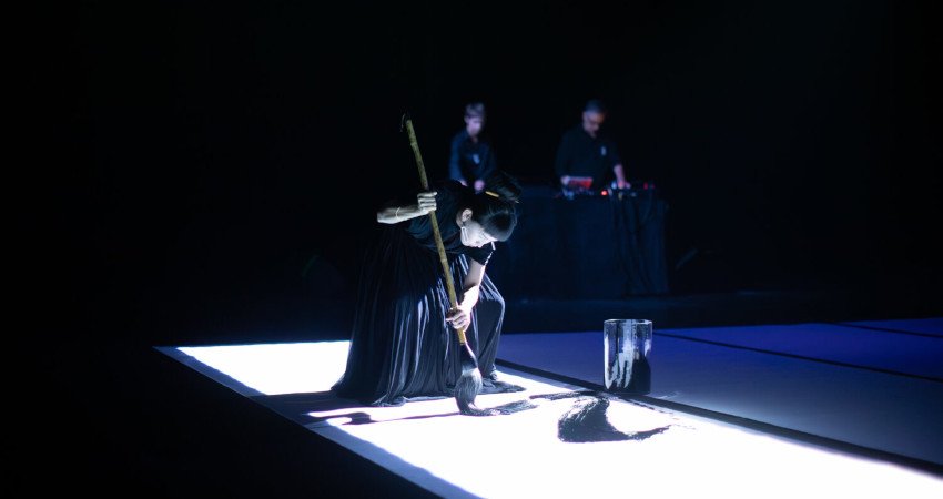 Imagen de 'Calligration', del dúo Schnitt junto a la calígrafa japonesa Aoi Yamaguchi. ©Naoko Kaneda