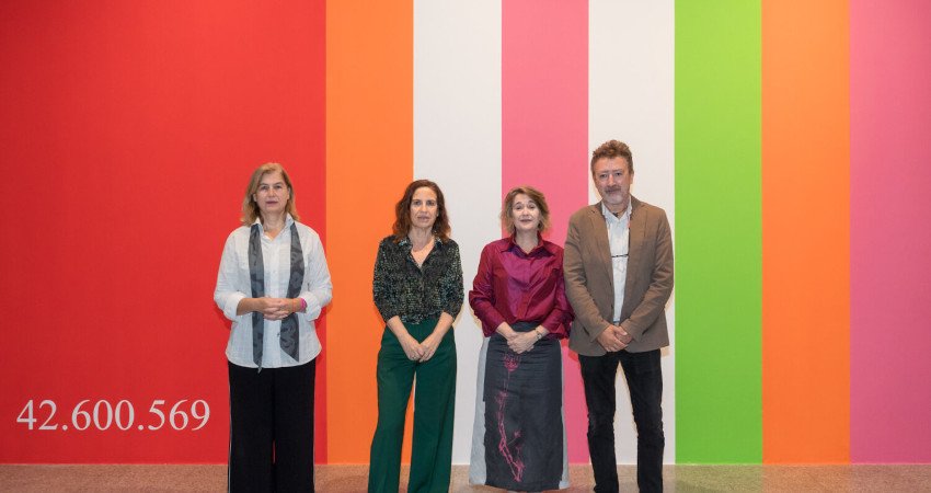 La delegada de Cultura, Turismo y Deporte, Marta Rivera de la Cruz, durante su visita a la exposición ‘Cruz Novillo’