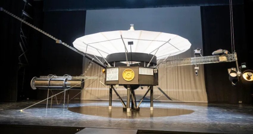 Maqueta de la sonda Voyager 1 en Contemporánea Condeduque
