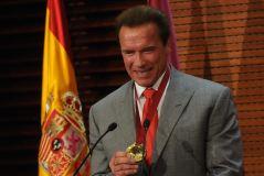 Arnold Schwarzenegger recibe una medalla por su compromiso con Madrid