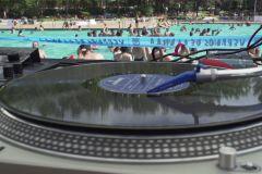 Oír electrónica bajo el agua: la piscina de San Blas se convierte en un festival