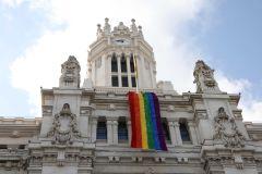 El Ayuntamiento de Madrid ya luce su bandera LGTBI, realizada íntegramente por la ciudadanía