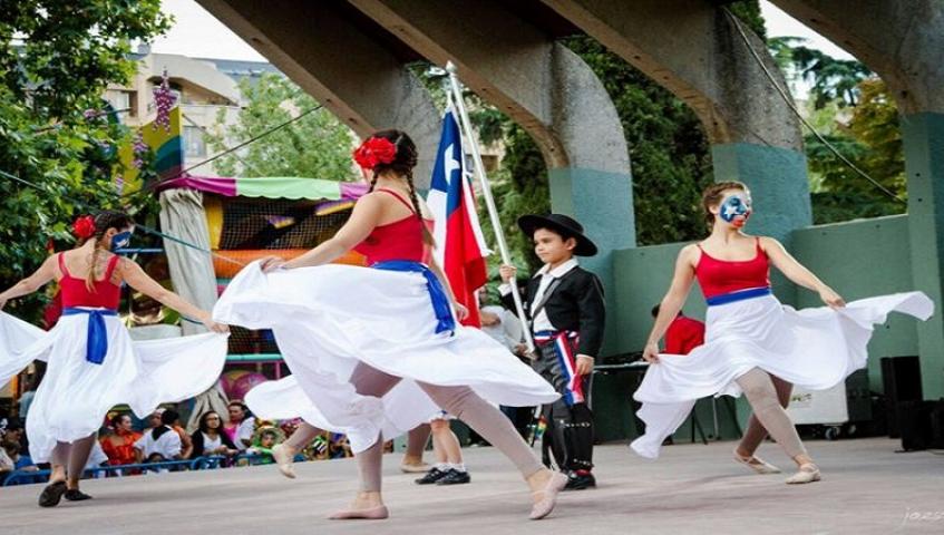 The fair demonstrates traditional dances from participating countries©La Navideña. 