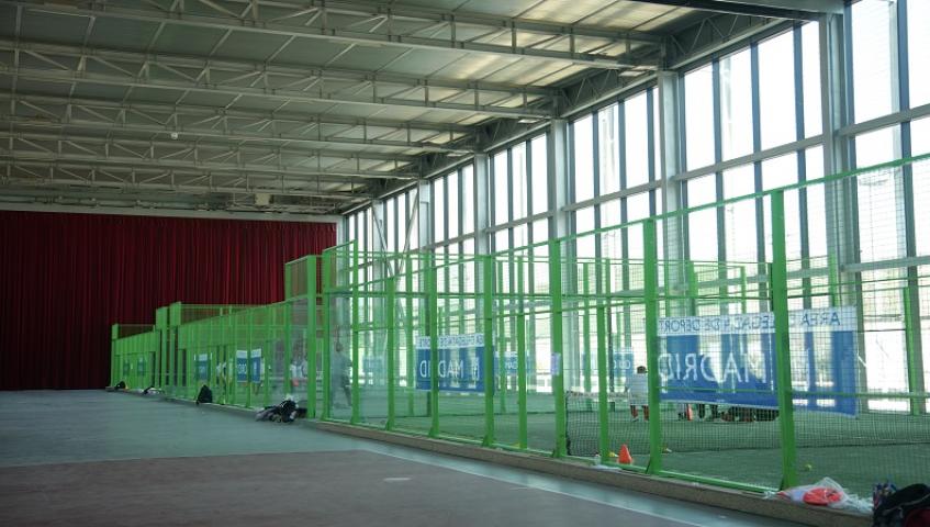 Padel classes will be held on the Caja Mágica Indoor Tennis Courts.